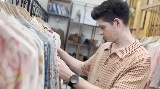 GLOBALink | British vlogger captures economic vitality in north China apparel trade center