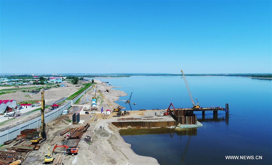 Highway bridge connecting China and Russia under construction