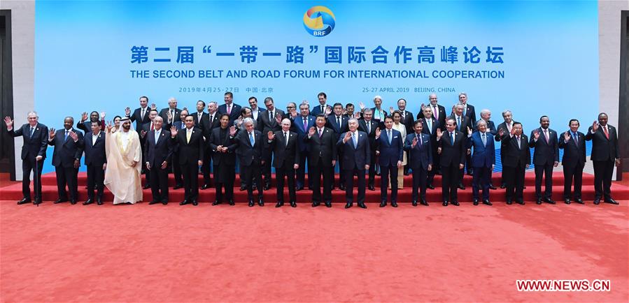 40 leaders take a group photo during the leaders' roundtable meeting