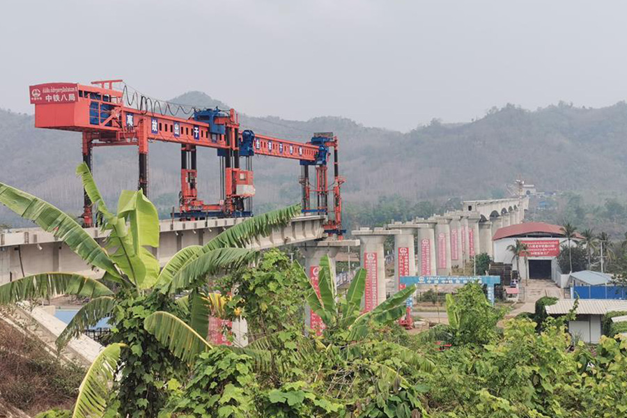 China-Laos railway setting beams on cross-Mekong River bridge