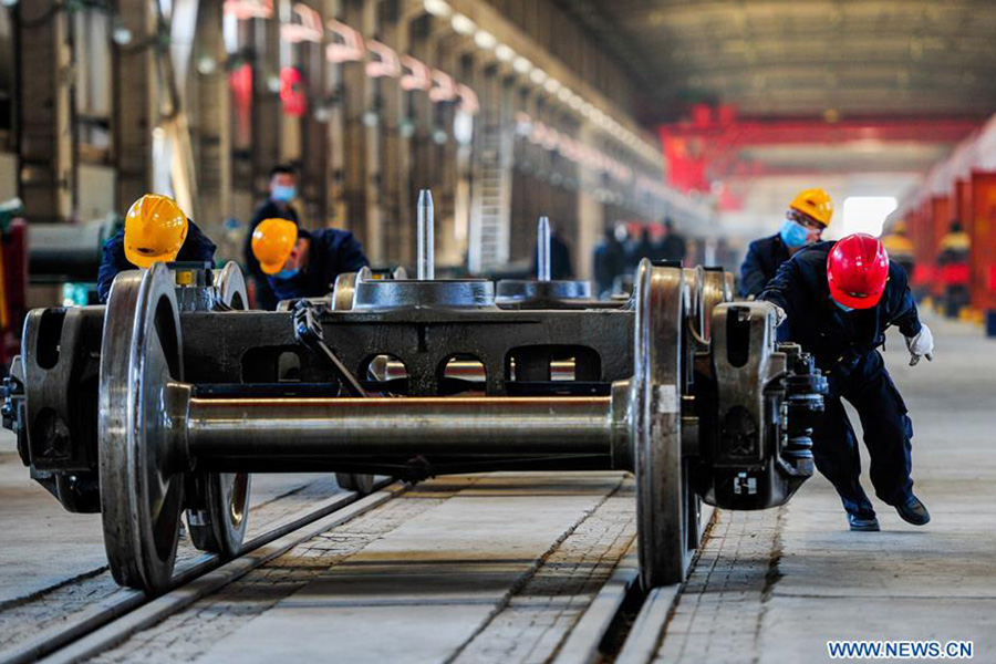 Train specialized for transporting vehicles used to shorten border-crossing time