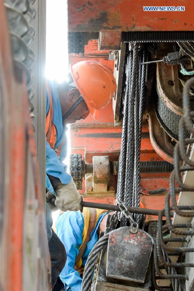 In pics: construction site of Golmud-Korla Railway in China's Xinjiang