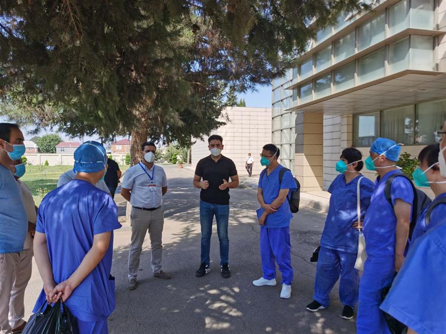 Chinese medics share experience in COVID-19 treatment with Azerbaijani counterparts
