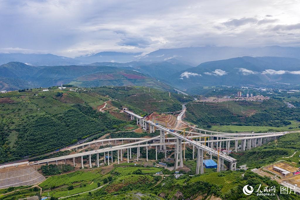 China-Laos railway grand bridge completes closure over Nanxi River