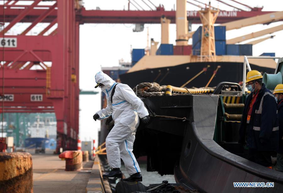 Pic story of pilots providing service to foreign ships at Tianjin Port