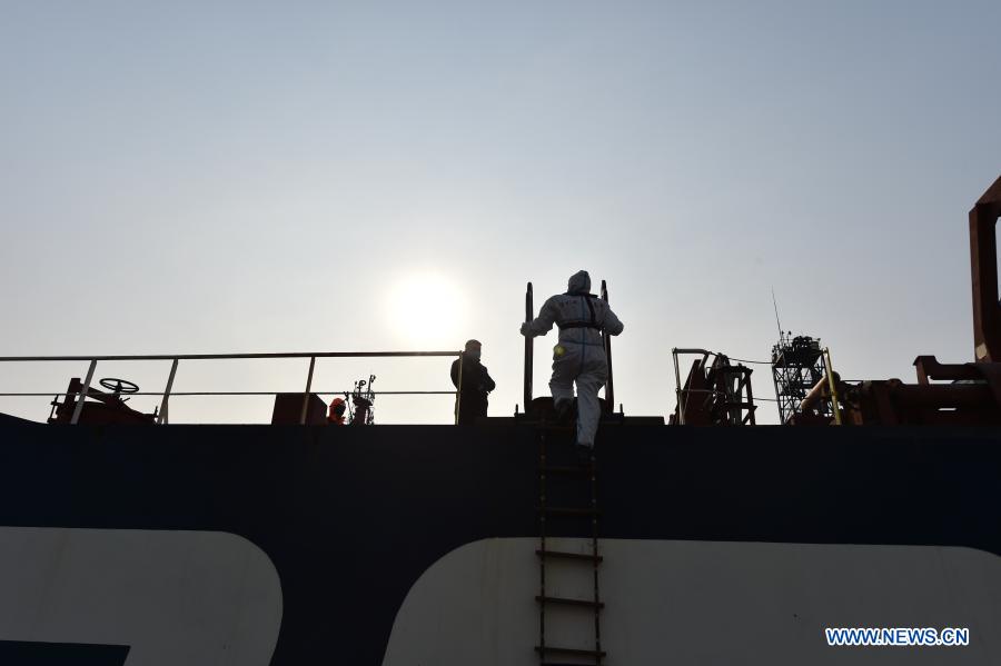 Pic story of pilots providing service to foreign ships at Tianjin Port