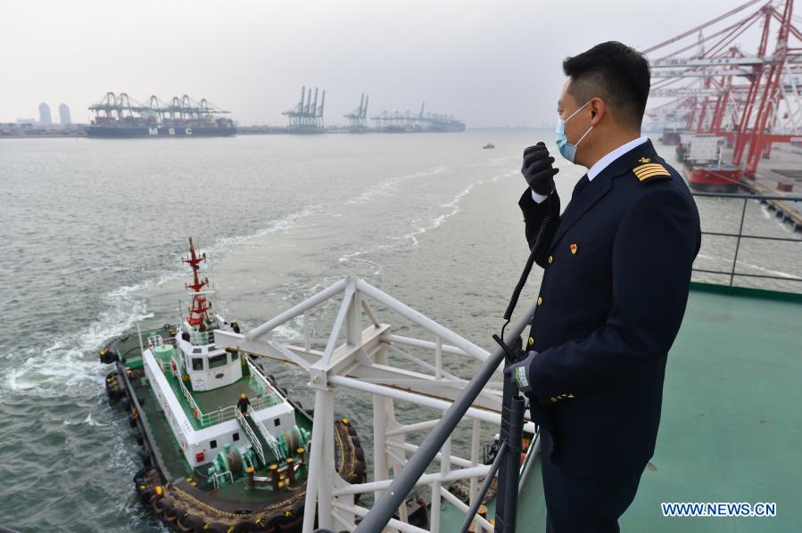 Pic story of pilots providing service to foreign ships at Tianjin Port