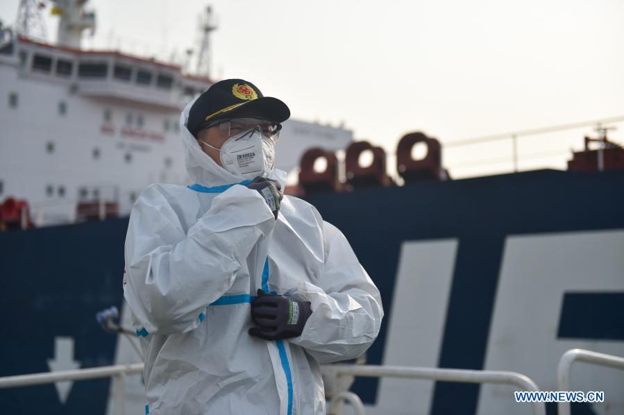 Pic story of pilots providing service to foreign ships at Tianjin Port