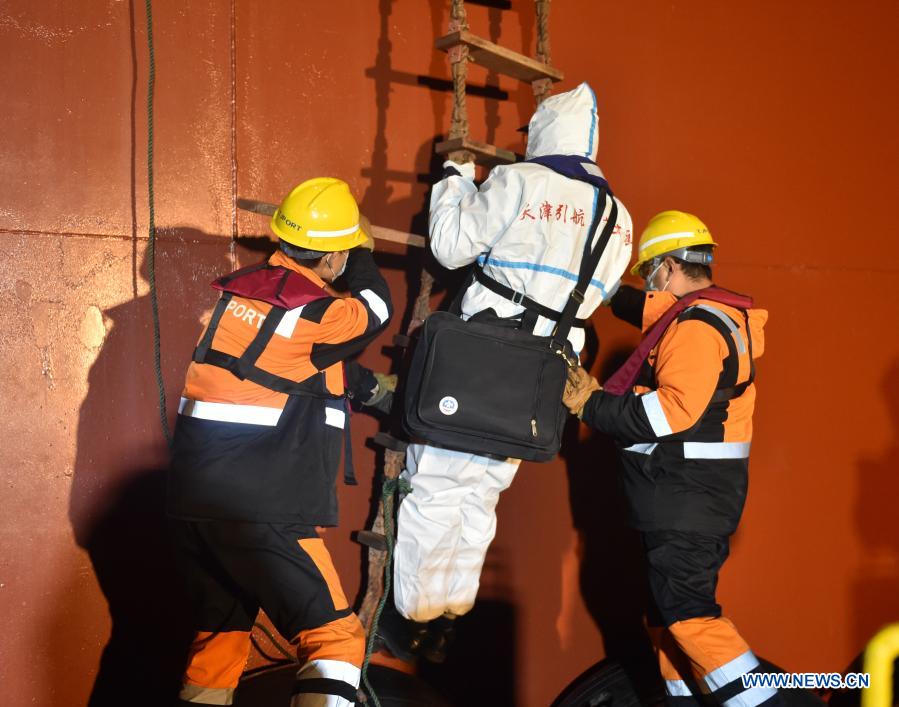 Pic story of pilots providing service to foreign ships at Tianjin Port