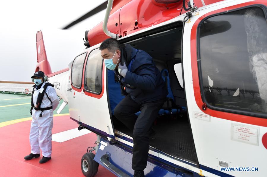 Pic story of pilots providing service to foreign ships at Tianjin Port