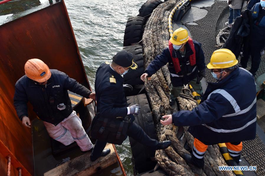 Pic story of pilots providing service to foreign ships at Tianjin Port