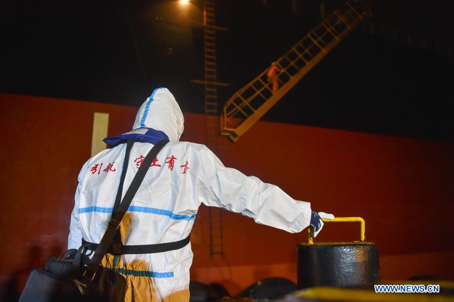 Pic story of pilots providing service to foreign ships at Tianjin Port