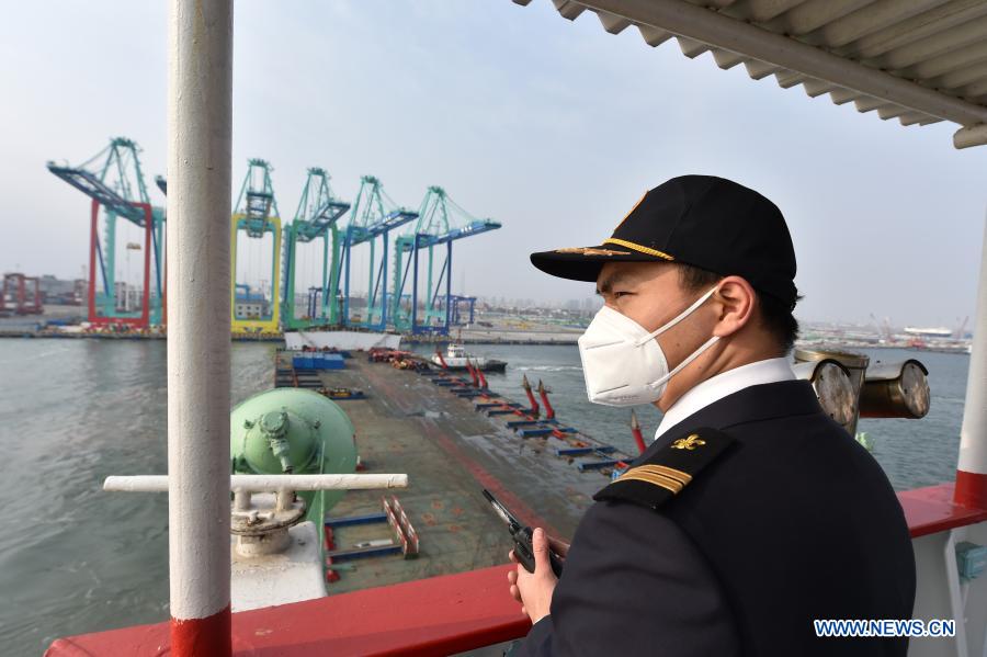 Pic story of pilots providing service to foreign ships at Tianjin Port