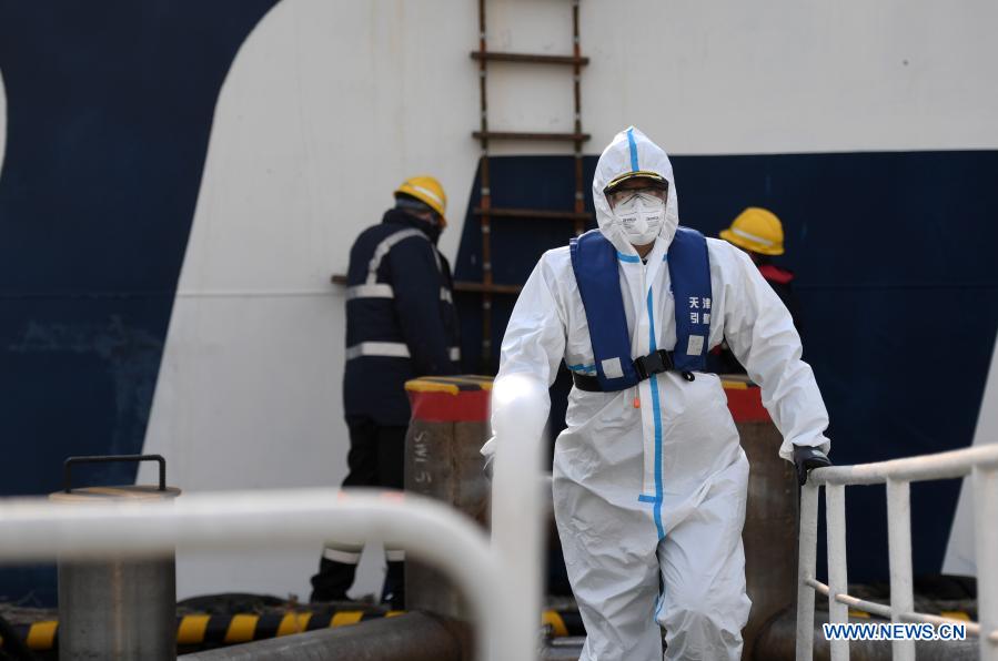 Pic story of pilots providing service to foreign ships at Tianjin Port