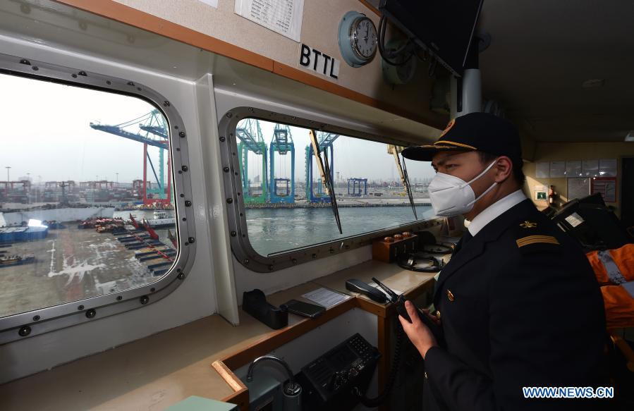 Pic story of pilots providing service to foreign ships at Tianjin Port