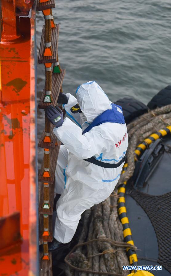 Pic story of pilots providing service to foreign ships at Tianjin Port