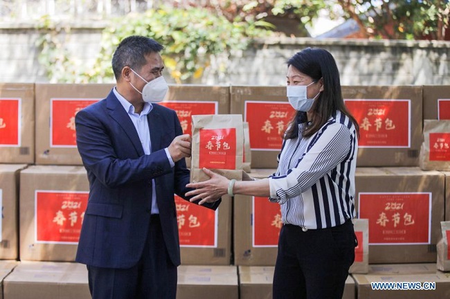 Overseas Chinese receive Spring Festival kits from Chinese Embassies