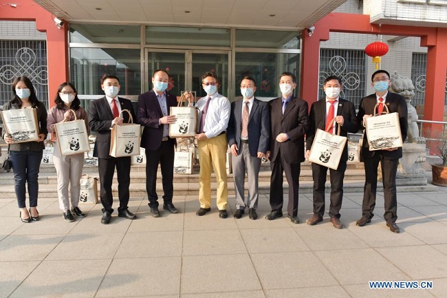 Overseas Chinese receive Spring Festival kits from Chinese Embassies
