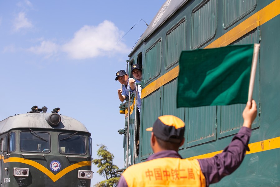 Carrying forward "spirit of ox," builders strive for timely completion of China-Laos railway