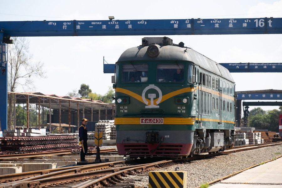 Carrying forward "spirit of ox," builders strive for timely completion of China-Laos railway