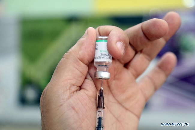 Medical workers receive doses of China-donated COVID-19 vaccine in Iraq