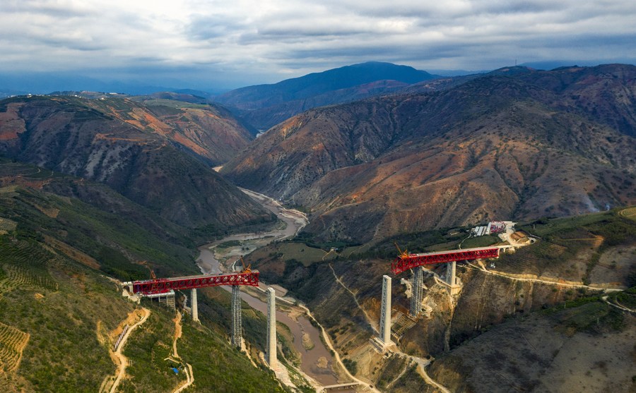 China builds green rail linking Laos