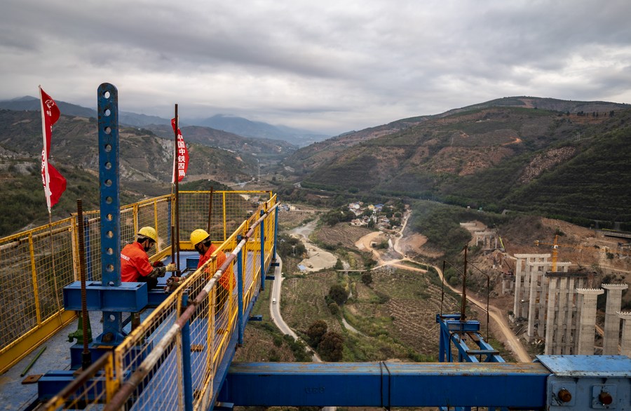 China builds green rail linking Laos