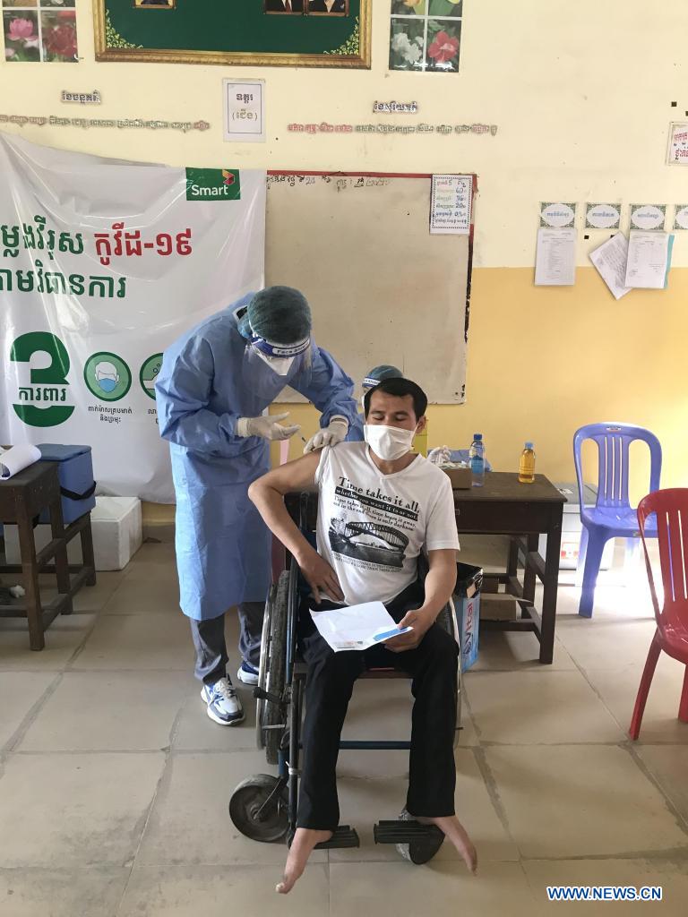 Chinese-educated Cambodian doctors, students help vaccinate people against COVID-19