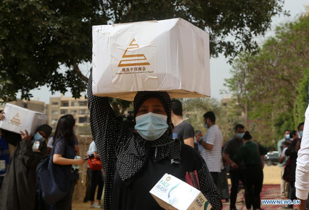 Chinese companies in Egypt donate food boxes to poor people during Ramadan