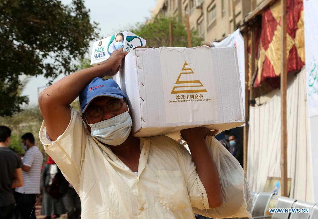 Chinese companies in Egypt donate food boxes to poor people during Ramadan