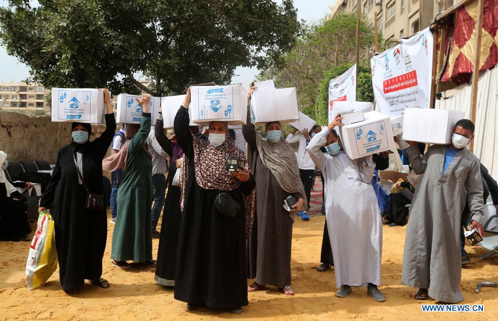 Chinese companies in Egypt donate food boxes to poor people during Ramadan