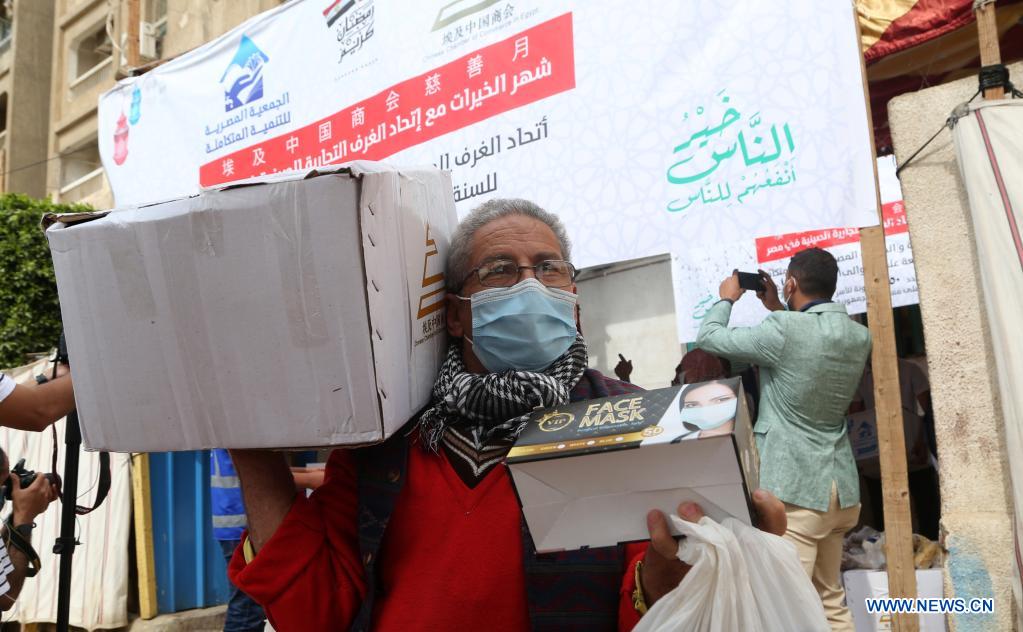 Chinese companies in Egypt donate food boxes to poor people during Ramadan