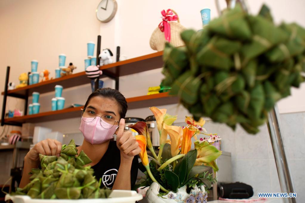 Chinese eatery in Phnom Penh shares Zongzi with Cambodians to mark Dragon Boat Festival