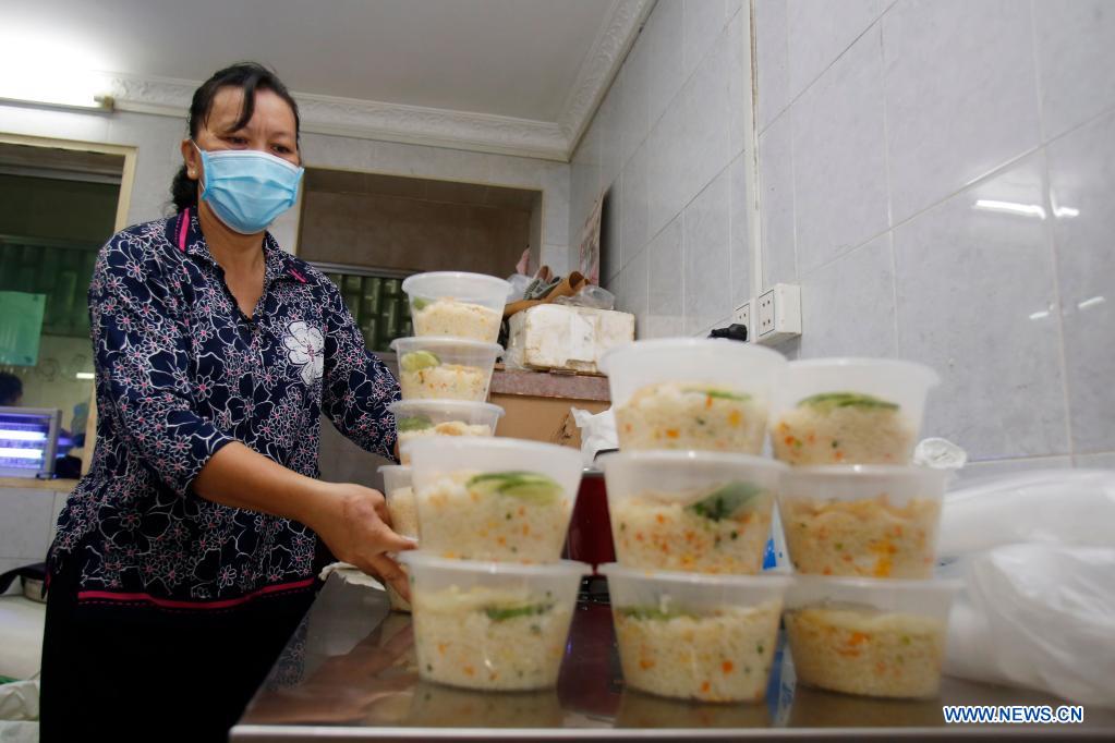 Chinese eatery in Phnom Penh shares Zongzi with Cambodians to mark Dragon Boat Festival