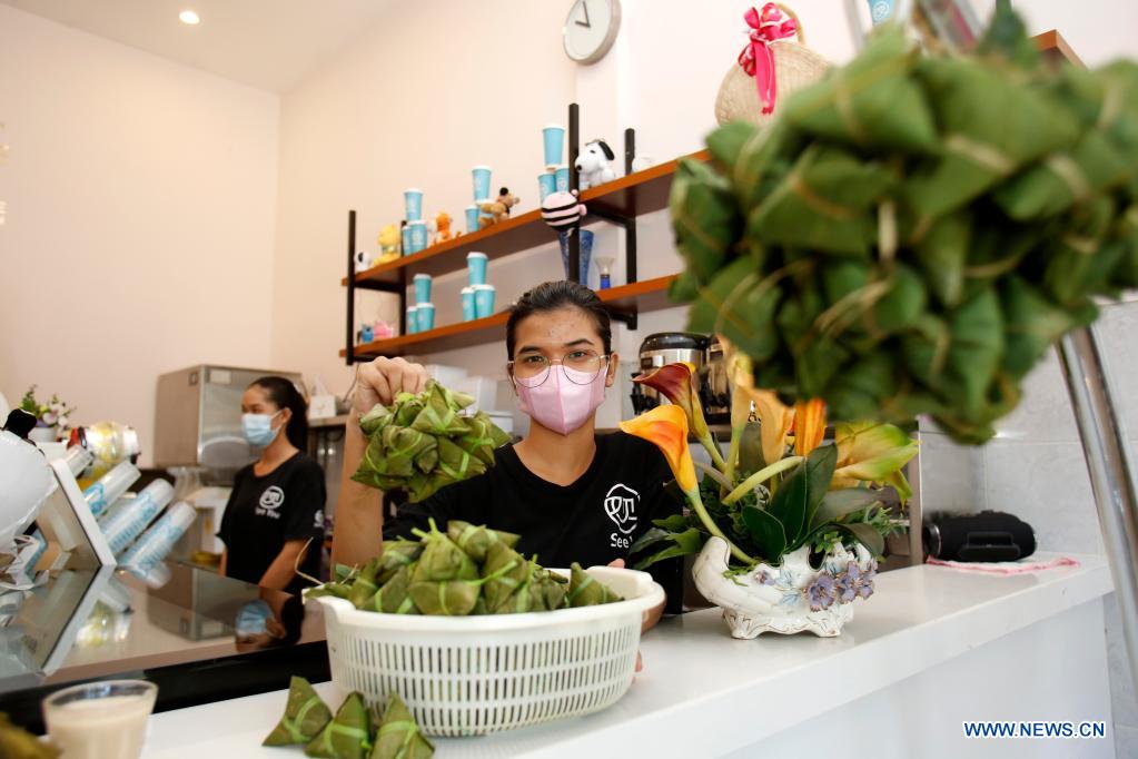 Chinese eatery in Phnom Penh shares Zongzi with Cambodians to mark Dragon Boat Festival