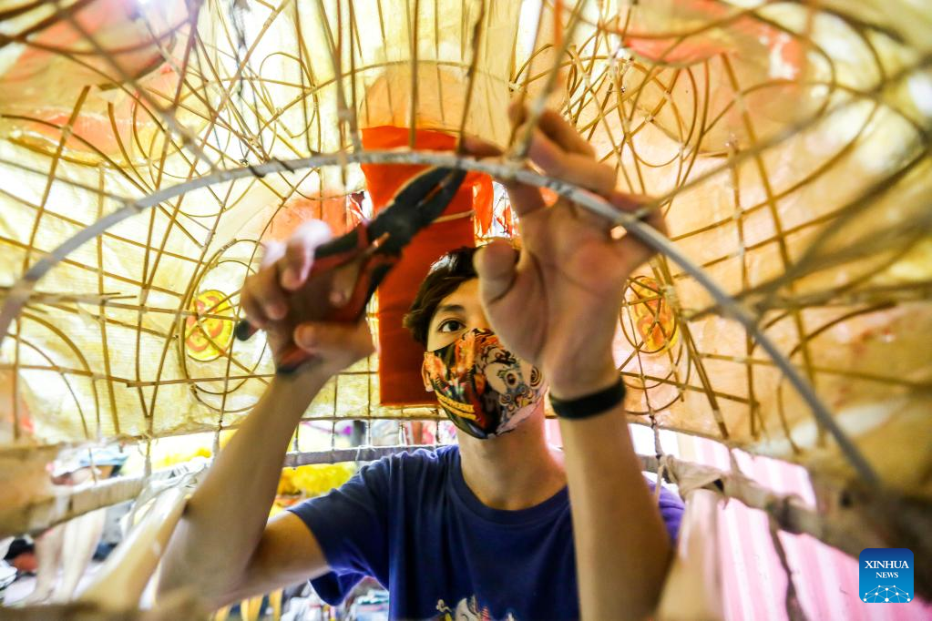 People create dragon, lion costumes for upcoming Chinese New Year in Manila