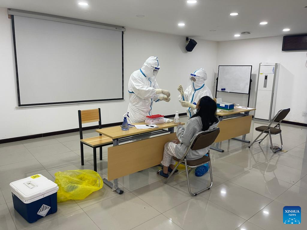 Chinese medical team provides emergency testing services in Lao capital