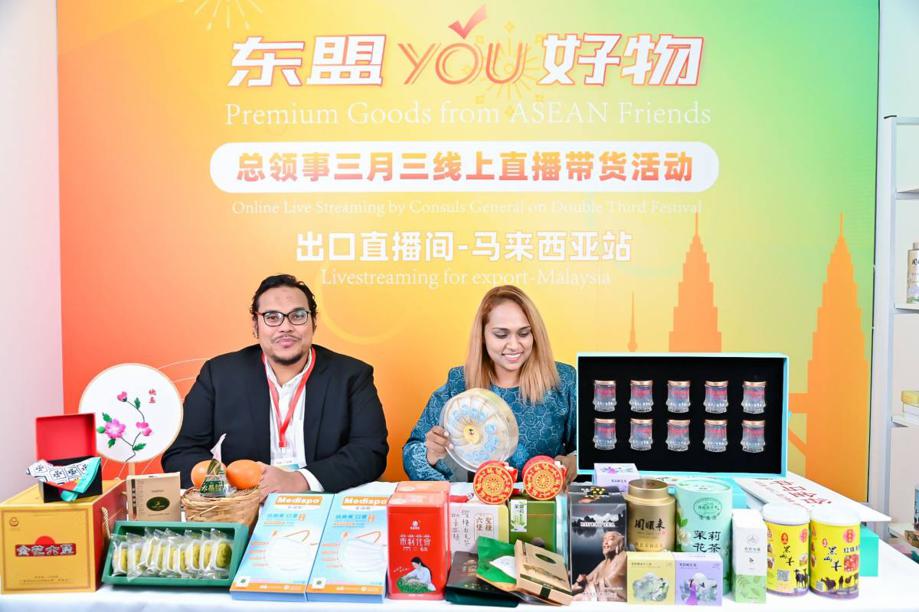 Foreign diplomats join live commerce in Guangxi