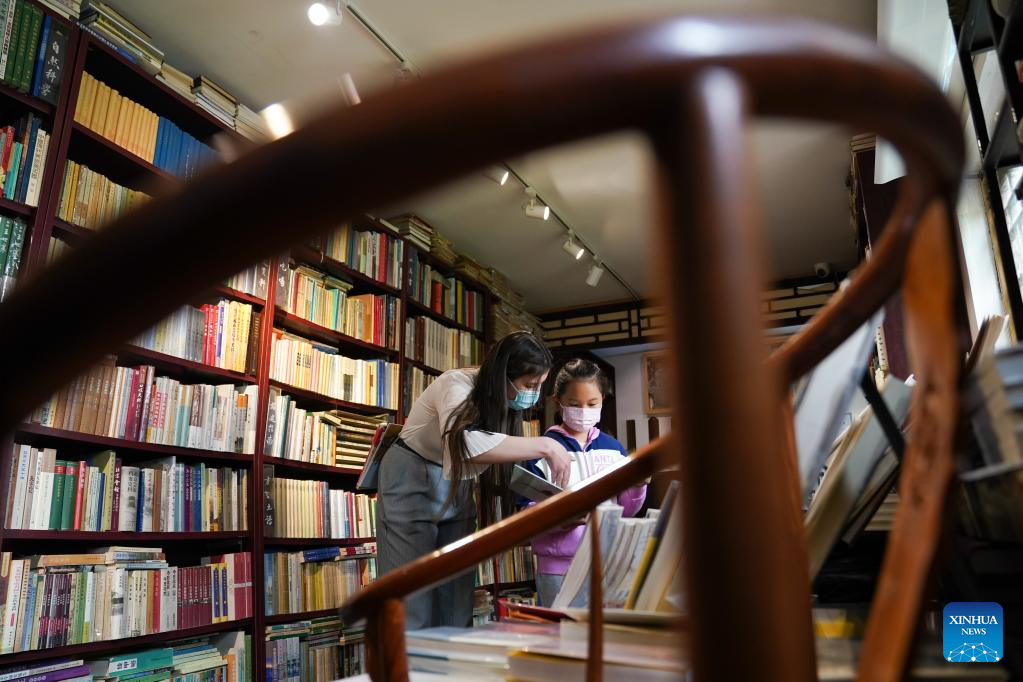 International volunteers in Beijing's Zhengyang Bookstore work for convenience of foreign visitors