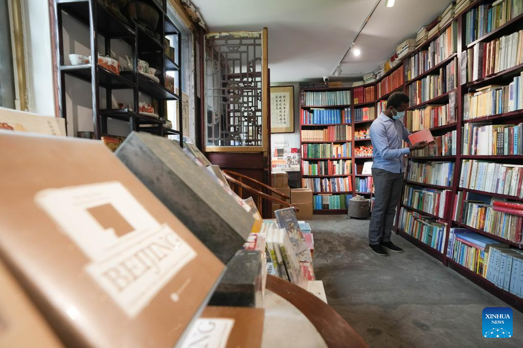 International volunteers in Beijing's Zhengyang Bookstore work for convenience of foreign visitors