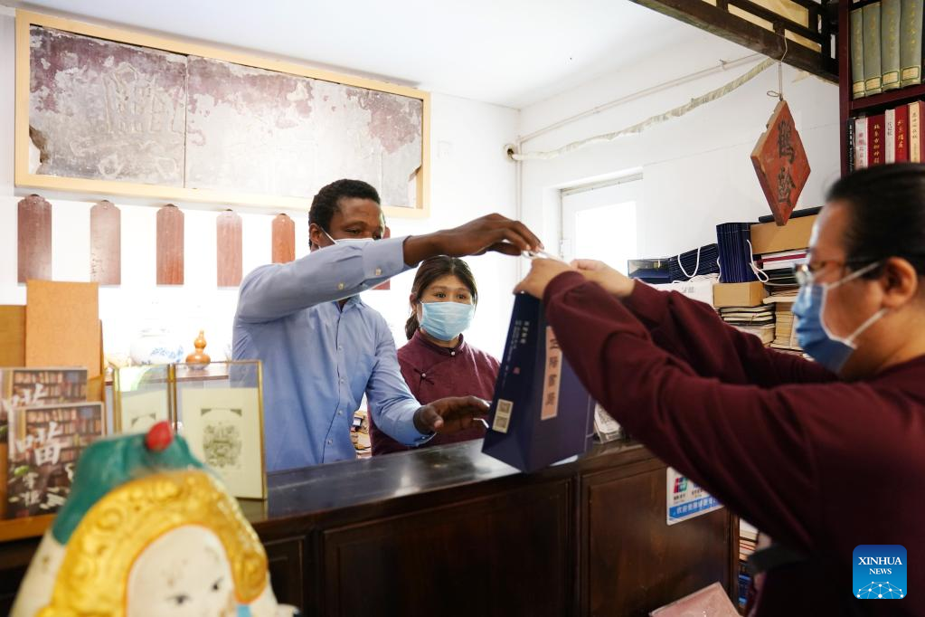 International volunteers in Beijing's Zhengyang Bookstore work for convenience of foreign visitors