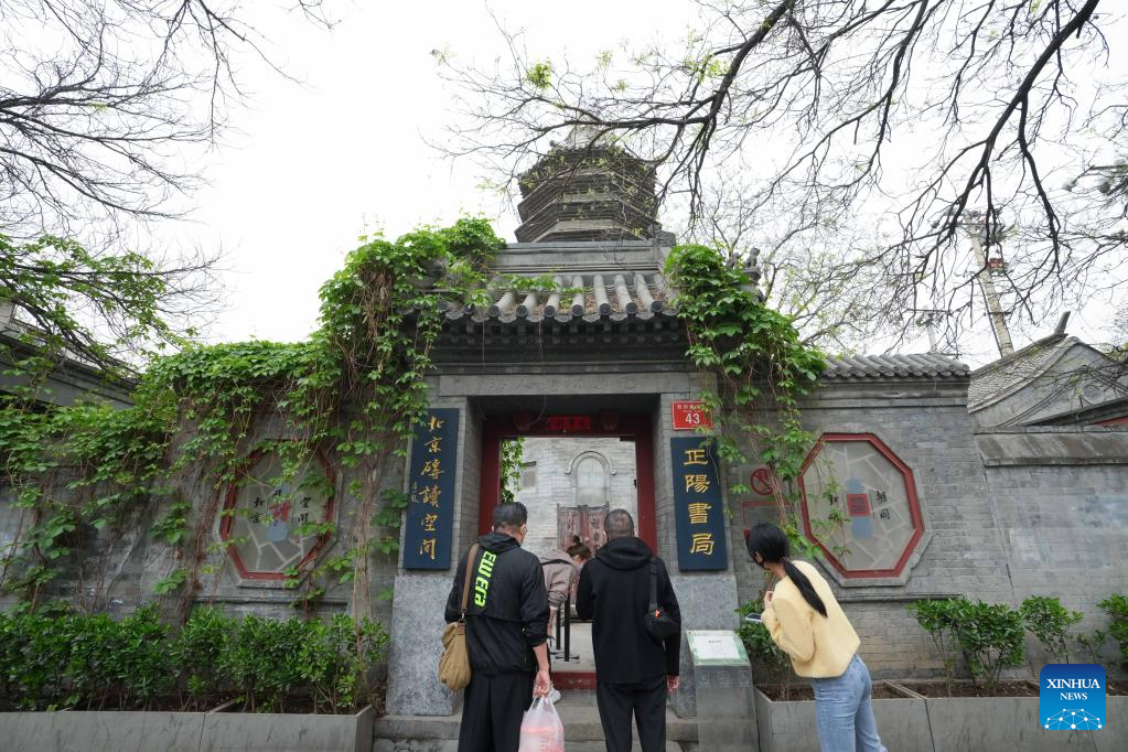 International volunteers in Beijing's Zhengyang Bookstore work for convenience of foreign visitors