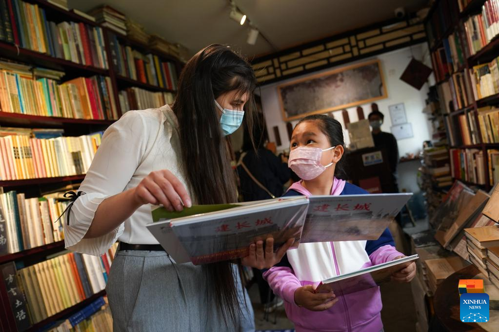 International volunteers in Beijing's Zhengyang Bookstore work for convenience of foreign visitors