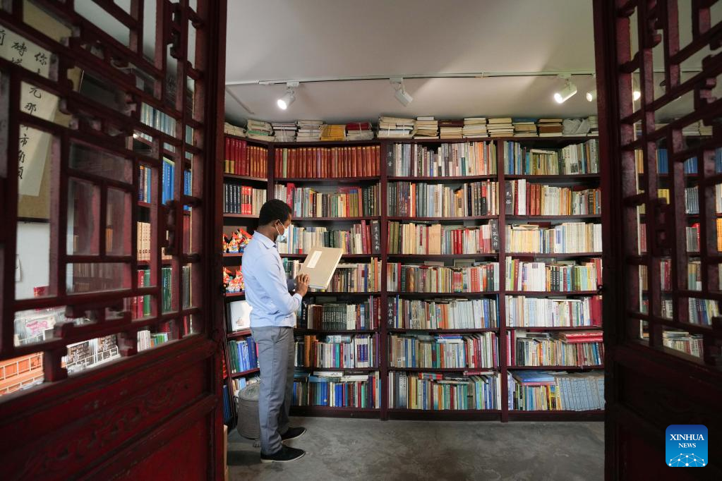 International volunteers in Beijing's Zhengyang Bookstore work for convenience of foreign visitors