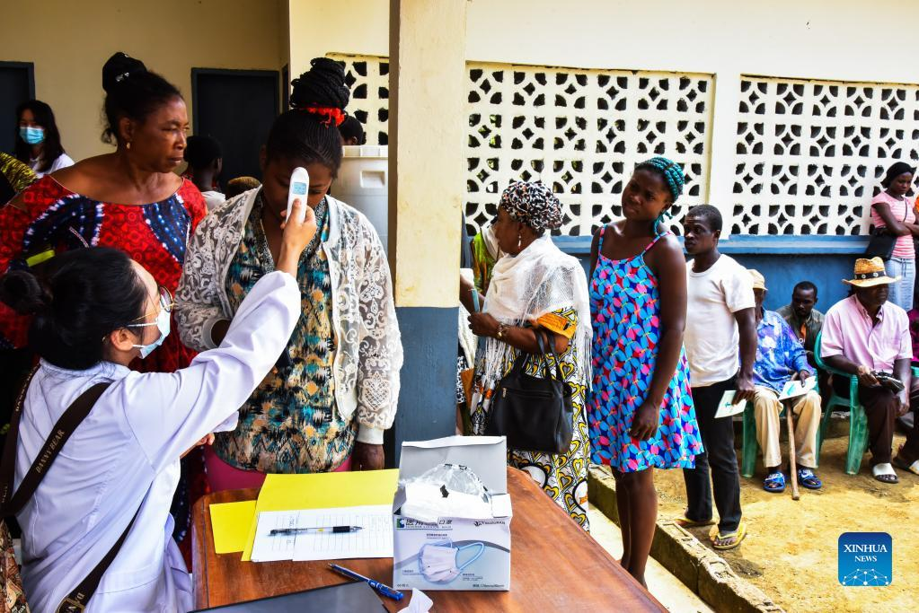 Chinese medical team provides free health care services in rural Cameroon