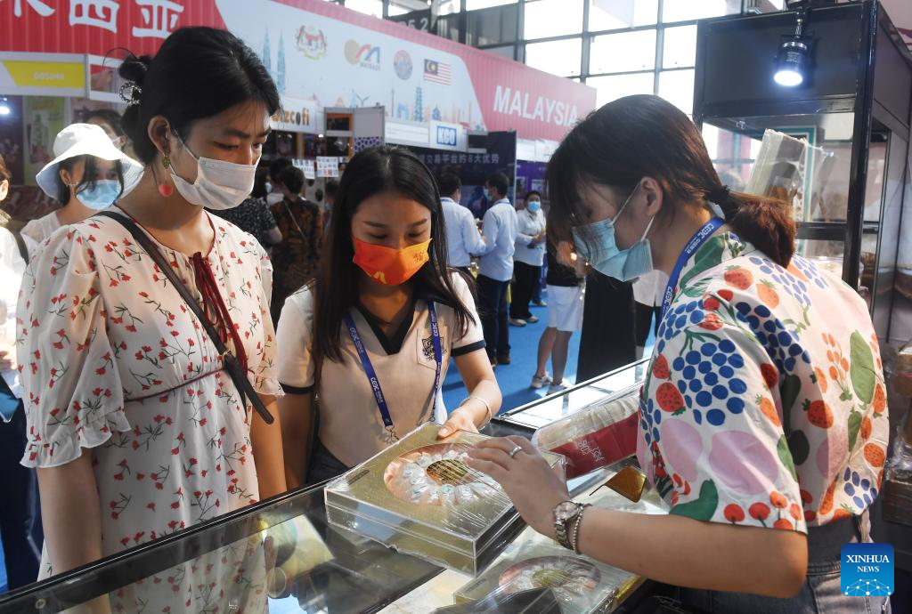 Featured commodities from ASEAN countries attract visitors at China-ASEAN Expo