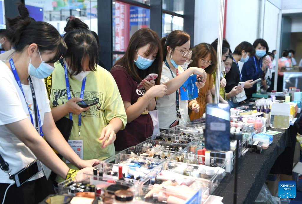 Featured commodities from ASEAN countries attract visitors at China-ASEAN Expo