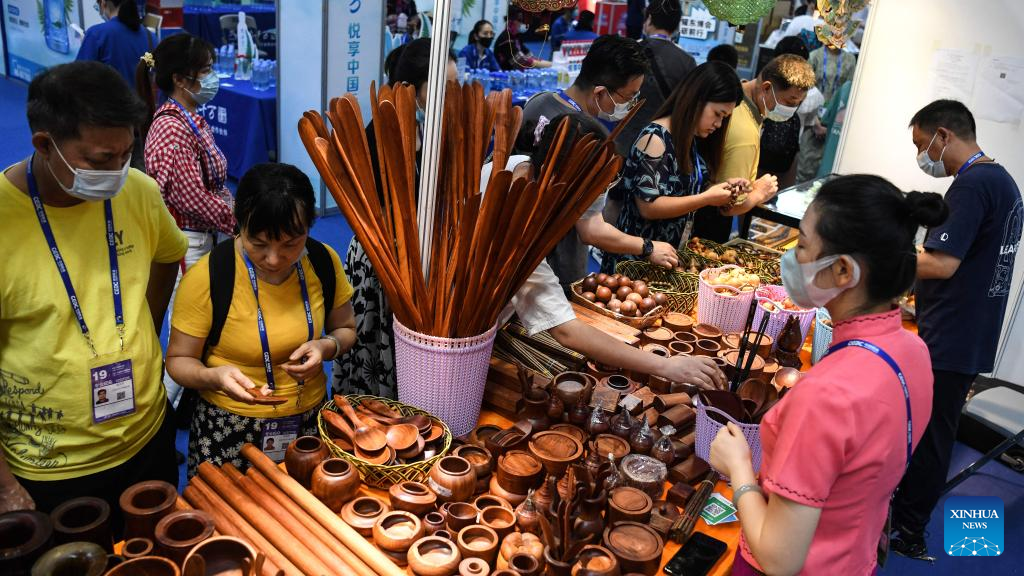 Featured commodities from ASEAN countries attract visitors at China-ASEAN Expo