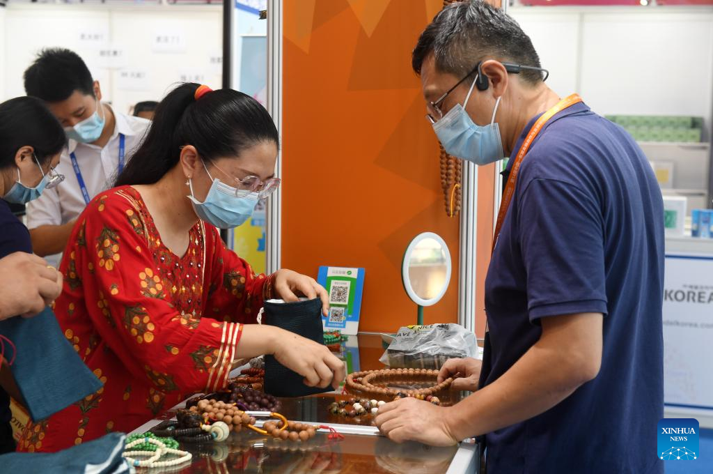 Featured commodities from ASEAN countries attract visitors at China-ASEAN Expo