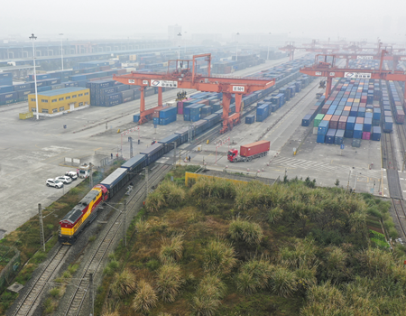 New International Land-Sea Trade Corridor sees surging cross-border highway shuttle buses at year beginning